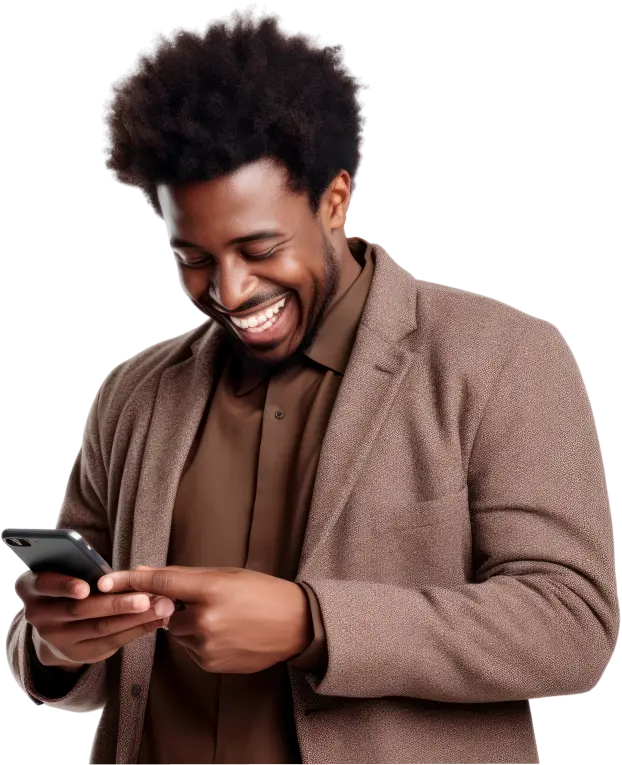 Mulher sorrindo olhando para o celular